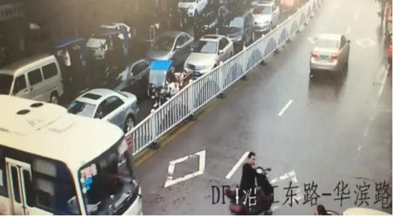 瑞安女司機(jī)撞協(xié)警