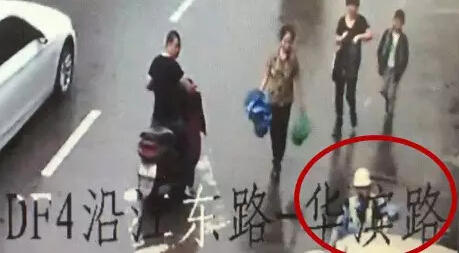 瑞安女司機(jī)撞協(xié)警