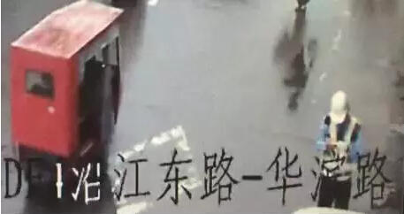 瑞安女司機(jī)撞協(xié)警