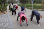 鄭州公園爬行晨練 直立行走進化錯誤了嗎 奇葩的鍛