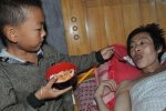 貴州7歲娃照顧癱瘓父親 孩子母親跑了