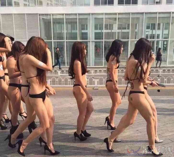 美女們只穿了比基尼 凍得通紅