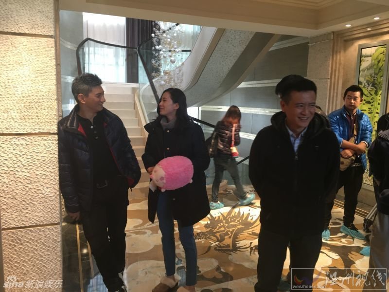 吳奇隆探班劉詩詩 在片場公開秀恩愛