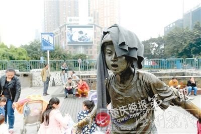 大媽將雕像當衣架