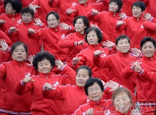 大媽齊跳小蘋果 現(xiàn)場圖片