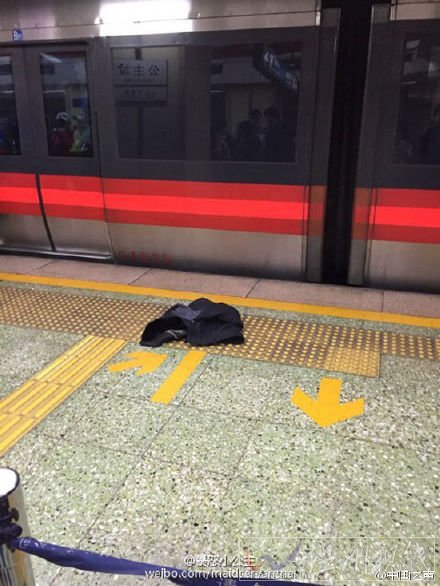 北京地鐵1號線公主墳站有乘客進入軌道