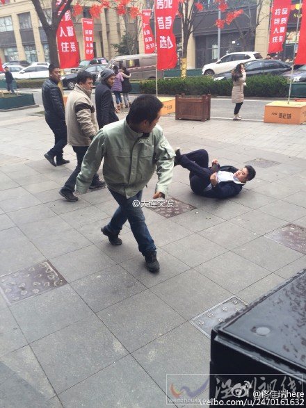 一名業(yè)主被物業(yè)的人推倒