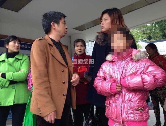 女孩被養父母虐待