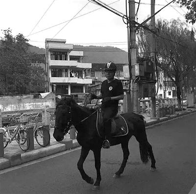 男子騎黑馬逆行