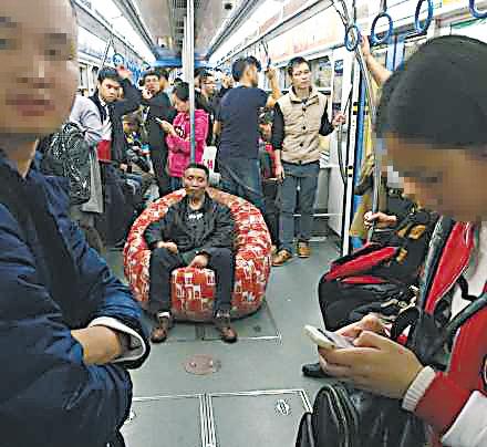 大叔帶沙發坐輕軌