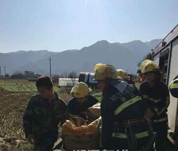 男子玩滑翔傘遇險(xiǎn)