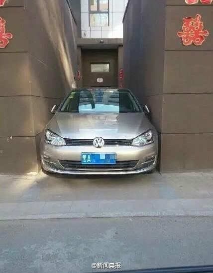 女司機(jī)霸氣停車