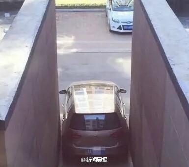 女司機(jī)霸氣停車