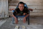 印尼68歲老人展現(xiàn)柔身術(shù)驚呆網(wǎng)友
