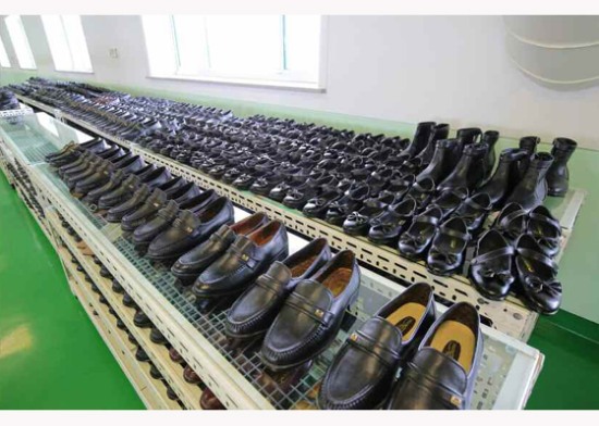 金正恩視察皮鞋廠 左手纏繃帶疑似受傷