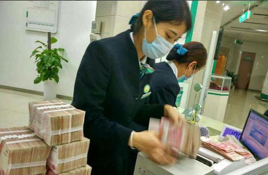 攜500萬現金開戶
