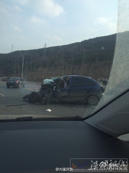 小貨車被撞翻