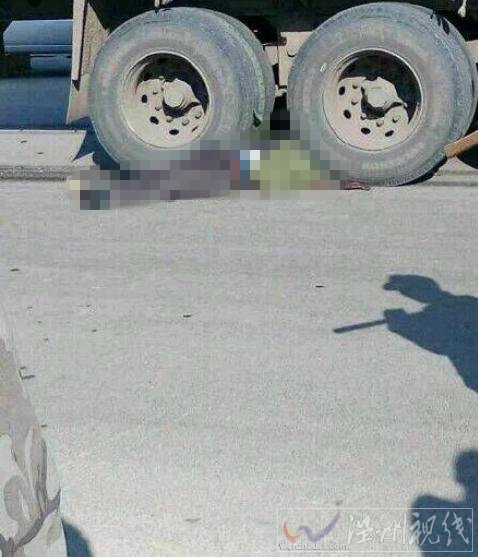 男子遭貨車碾壓身亡慘烈車禍現(xiàn)場(chǎng)