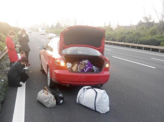 女司機(jī)高速路換胎