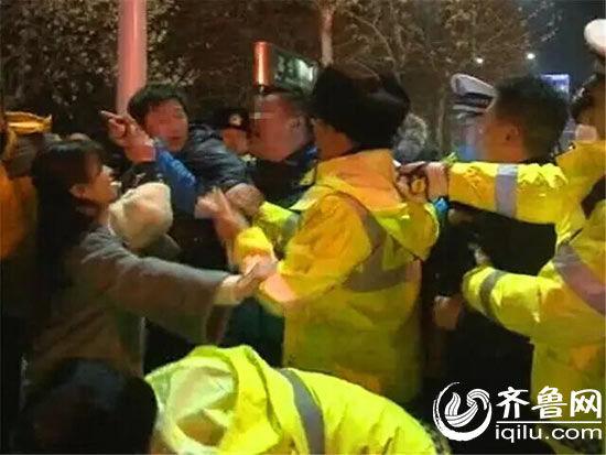 酒駕被查全家大鬧街頭 女子向交警表白：喜歡你