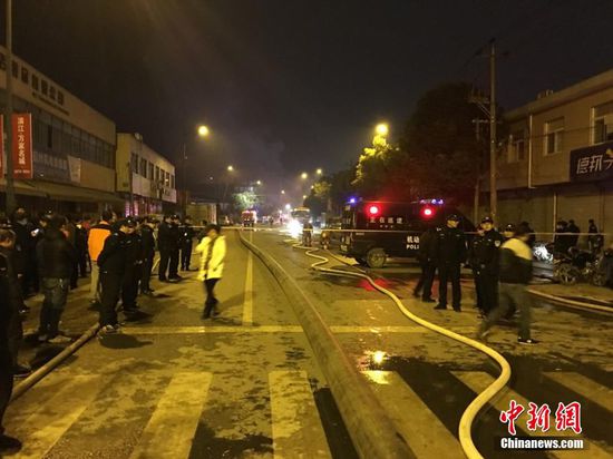 1月14日19時左右，浙江杭州市余杭區良渚街道通運路口一裝有煤氣瓶的貨車起火，火勢較大并伴有爆炸，引燃旁邊的兩幢廠房。PTU、消防、公安、交警和街道人員正在現場處置。目前火勢已得到控制，現場無人員傷亡，過火面積大約2000平方米。