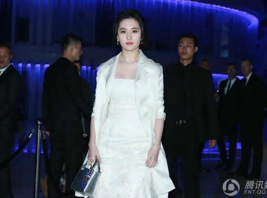 劉亦菲白裙優(yōu)雅如仙子
