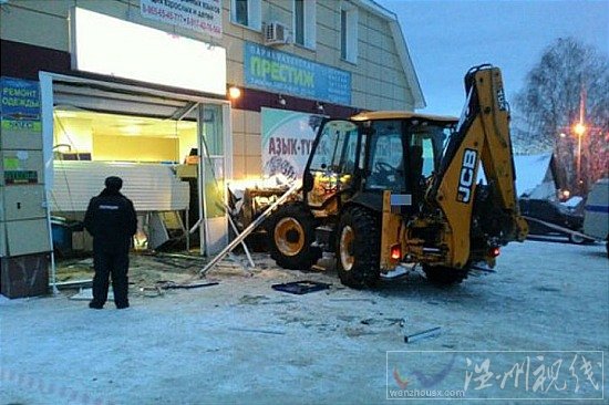 偷挖掘機鏟ATM機