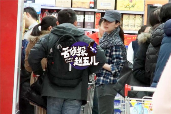 劉亦菲帶助理逛街