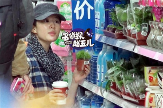劉亦菲帶助理逛街