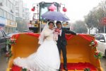 小伙挖掘機當婚車