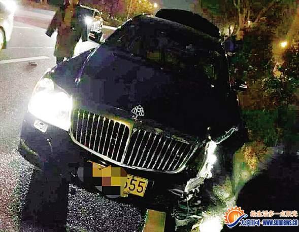 邁巴赫與的士相撞受損嚴重