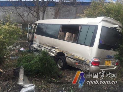 3.8節(jié)在杭甬高速發(fā)生客車翻車事故2人受傷