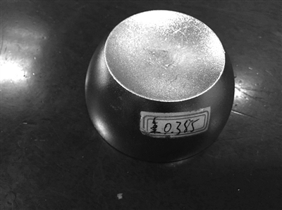 夫妻帶兒子偷衣服的作案工具