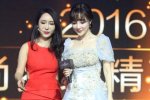 李小璐的下巴要戳破天際