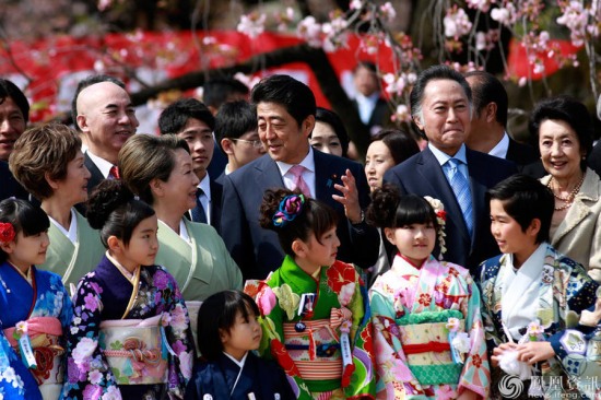 安倍與美少女合影