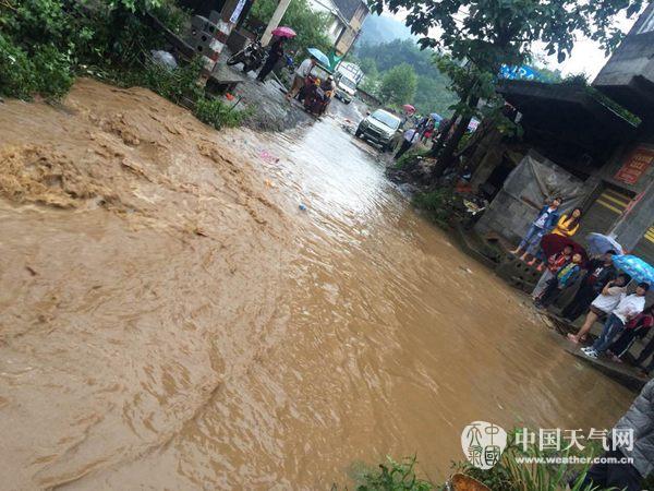云南昭通遭遇強降雨 泥石流致交通中斷