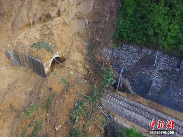 湖南山體滑坡沖垮民房淹埋鐵路 初步確定無(wú)人傷亡