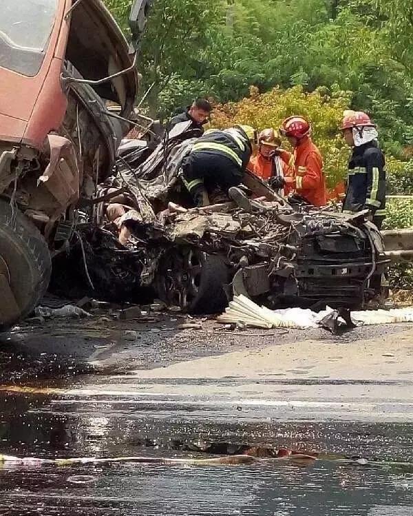 拖拉機撞賓利車禍現場