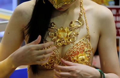 美女穿20萬黃金衣 沈陽國