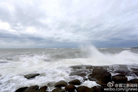 福建臺(tái)風(fēng)尼伯特登陸前沿海大風(fēng)和大浪