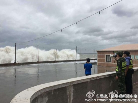 福建臺(tái)風(fēng)尼伯特登陸前沿海大風(fēng)和大浪