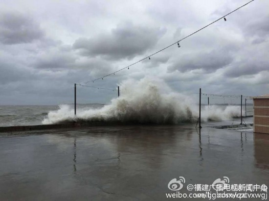 福建臺(tái)風(fēng)尼伯特登陸前沿海大風(fēng)和大浪
