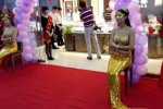 美女穿20萬黃金衣 模特為金店站臺黃金內衣不是她們