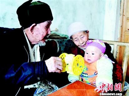 百歲夫妻相伴90年