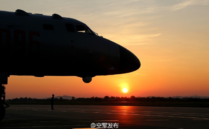 中國(guó)空軍多型戰(zhàn)機(jī)南海巡航