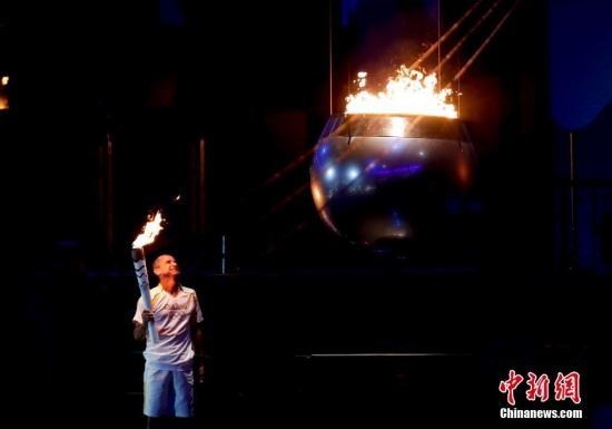 利馬點(diǎn)燃奧運(yùn)圣火