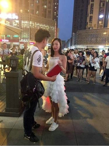 美女拿房產(chǎn)證求婚