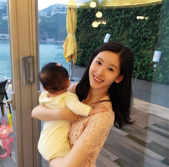 奶茶妹妹抱女出鏡
