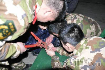 男童手指卡鐵環(huán)