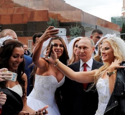 普京被美女圍攻